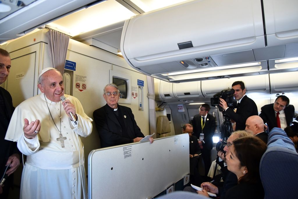 Papež vernike poziva, naj se ne množijo »kot zajci«