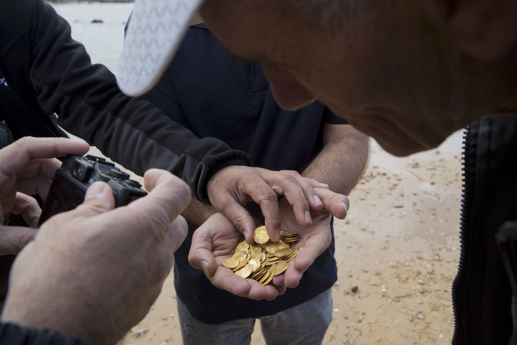 Ljubiteljski potapljači pred izraelsko obalo odkrili kar 2000 zlatnikov