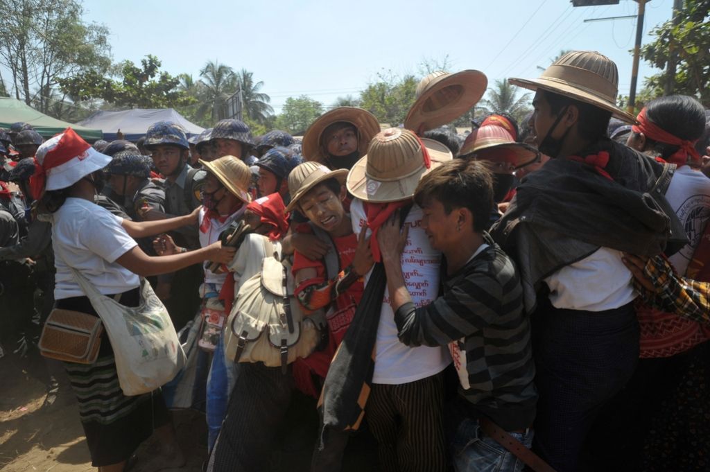 V Burmi nasilno zaustavili protestni pohod študentov