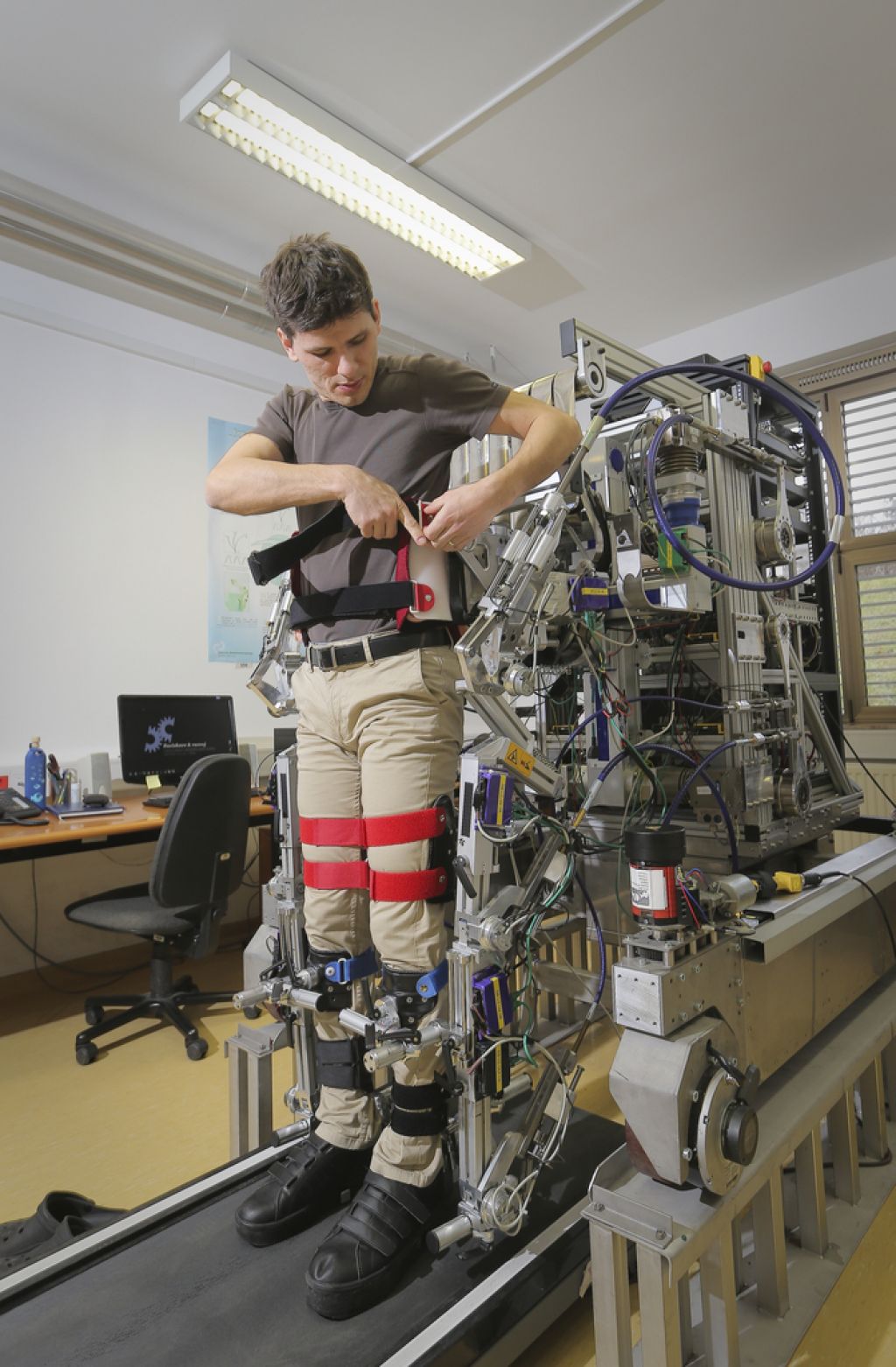 Robot pomaga pri hoji pacientu po možganski kapi