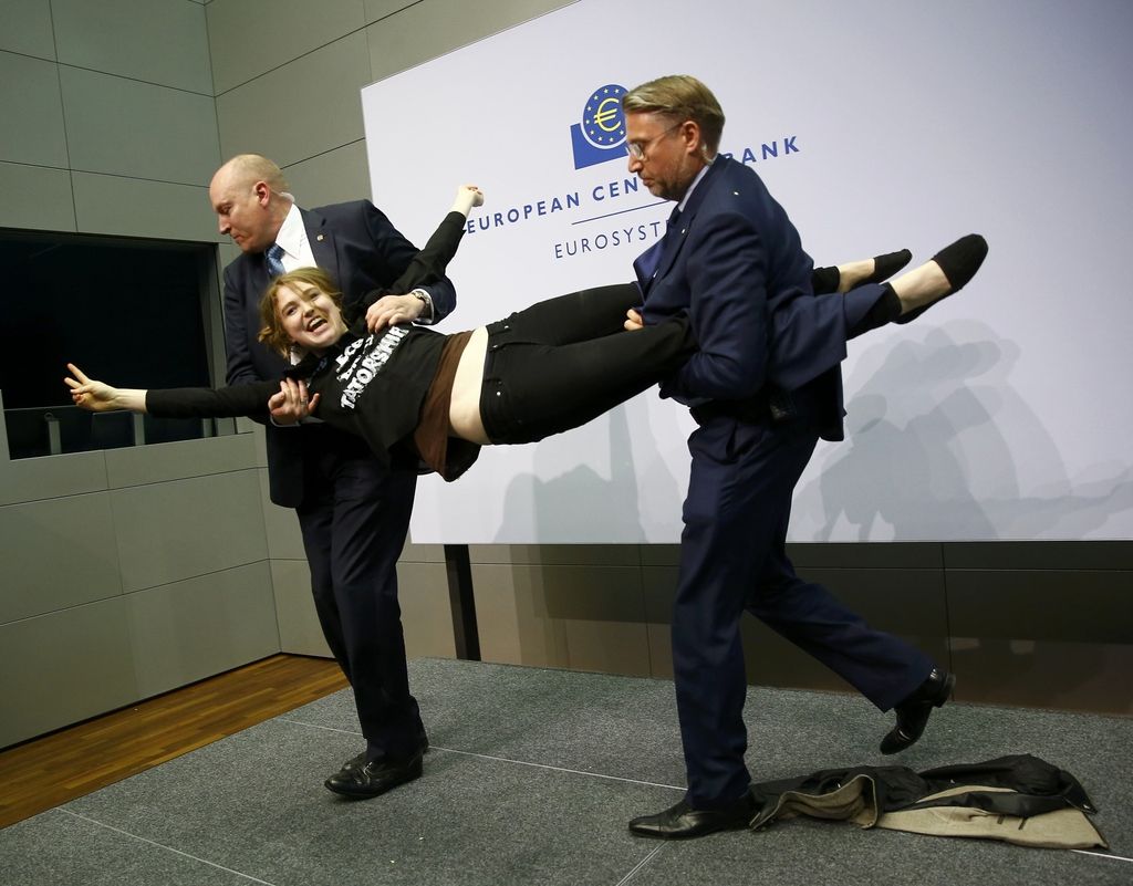 Draghija med novinarsko konferenco napadlo dekle
