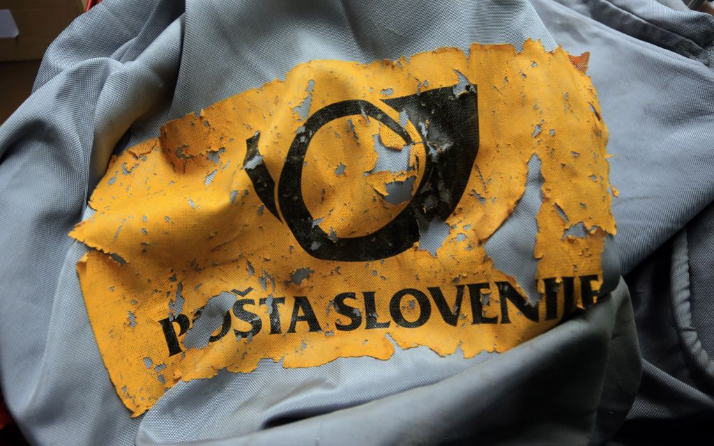 Pošta Slovenije je odpuščala in premeščala nezakonito