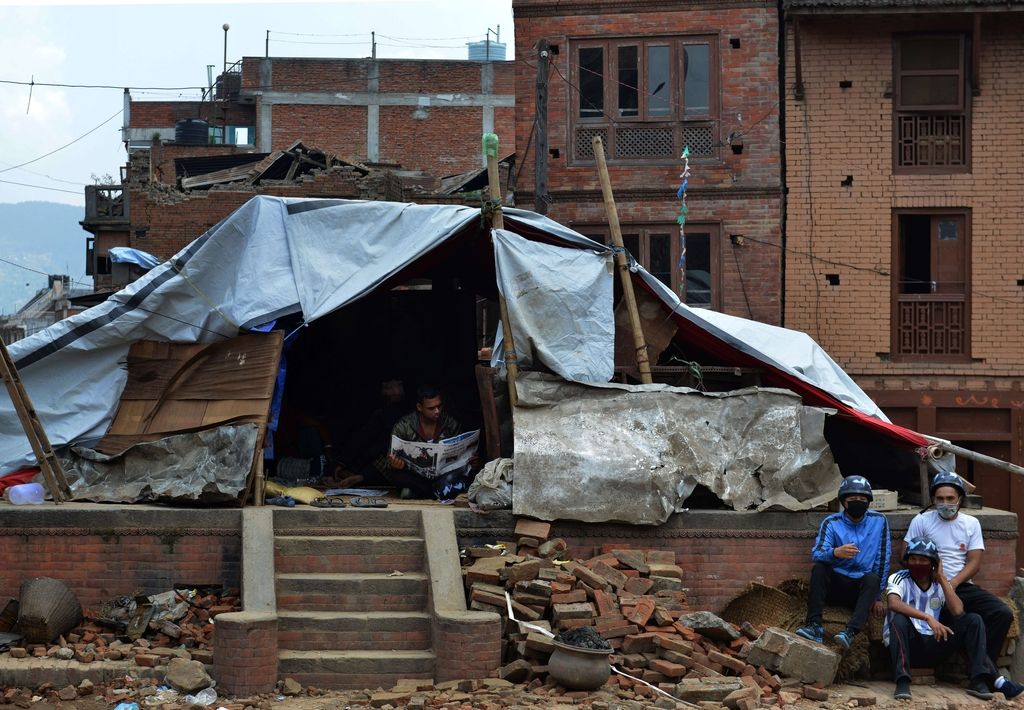 V Nepalu iskanje žrtev in strah pred novim potresom