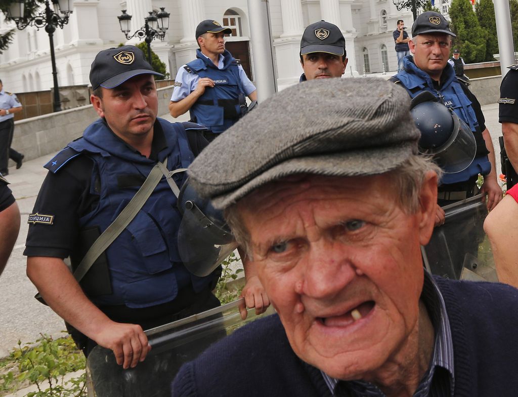 Resnica o korupciji je izbruhnila na površje, reke protestnikov na ulicah