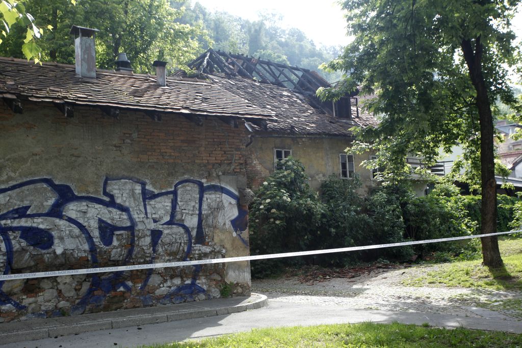 Požar ob Karlovški cesti v Ljubljani povzročil nekaj 10.000 evrov škode