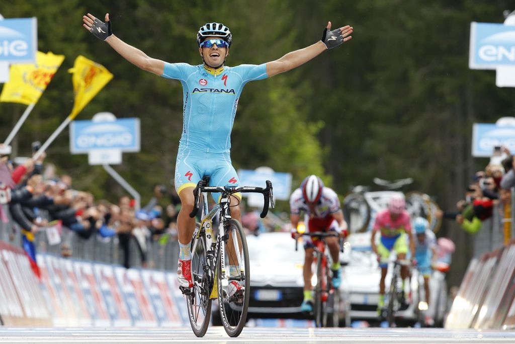 Contador v rožnati majici trdno v sedlu