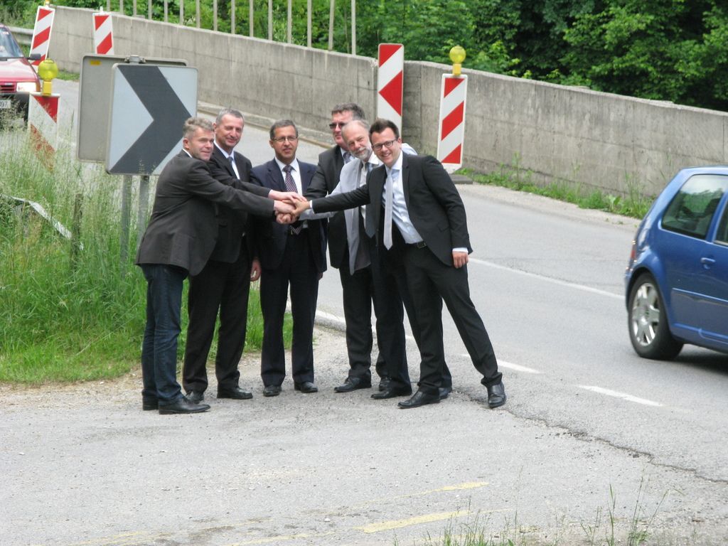 Župani grozijo z zaporo ceste v Mednem