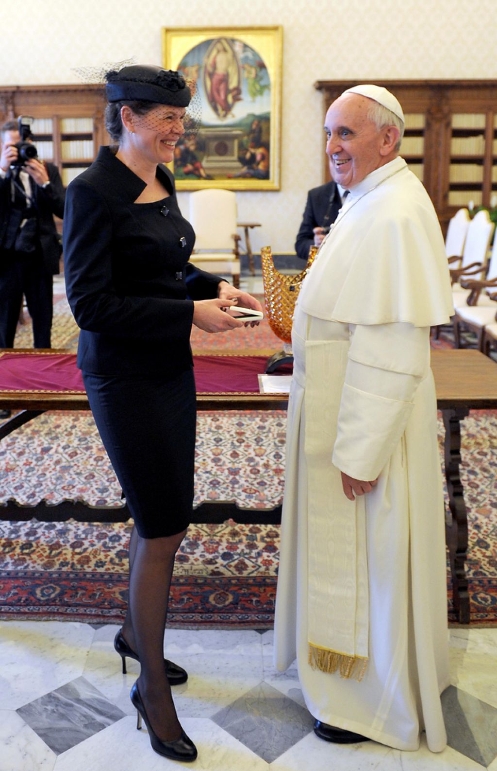 Negodovanje ob Cerarjevem obisku papeža