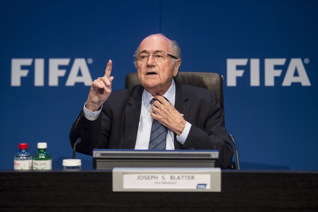 FIFA: znan datum novih volitev, Blatterja v incidentu zasuli z denarjem (VIDEO)