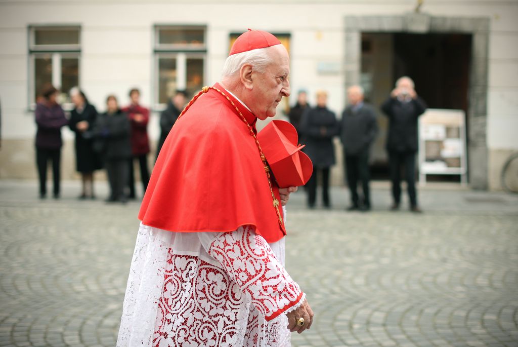 Kardinal Rode zaradi bolečin v prsih v bolnišnici