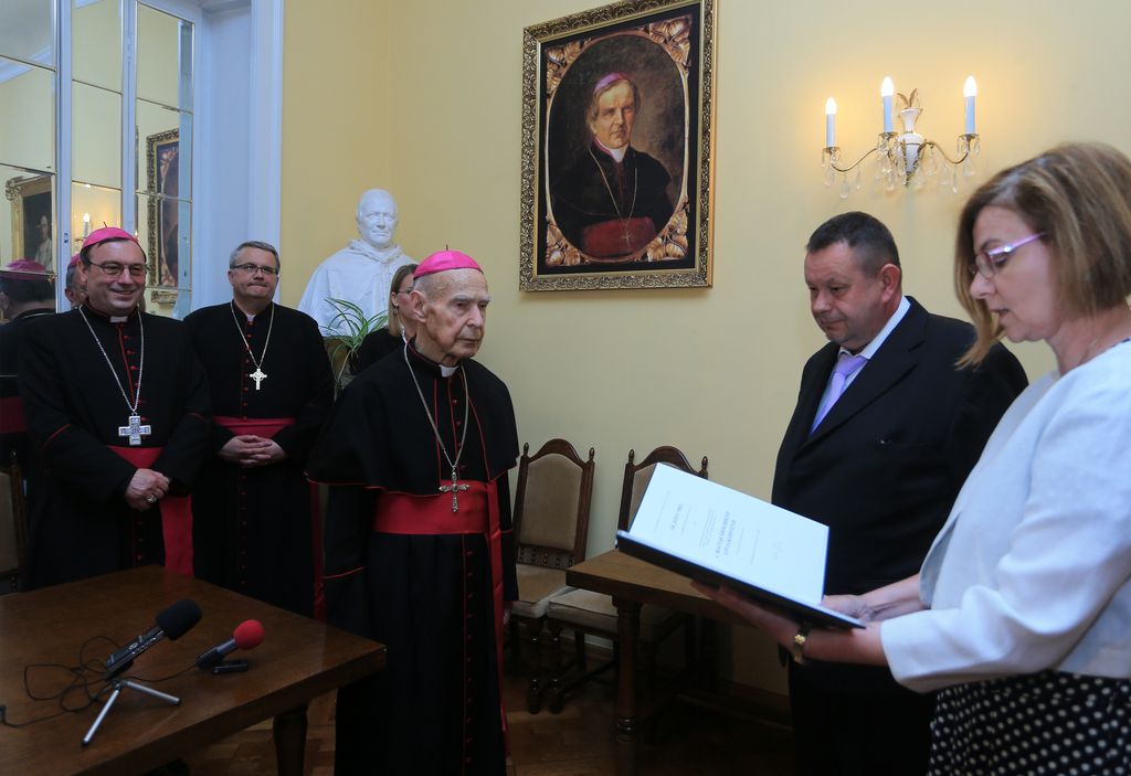 Škof Smej prejel madžarski viteški križ