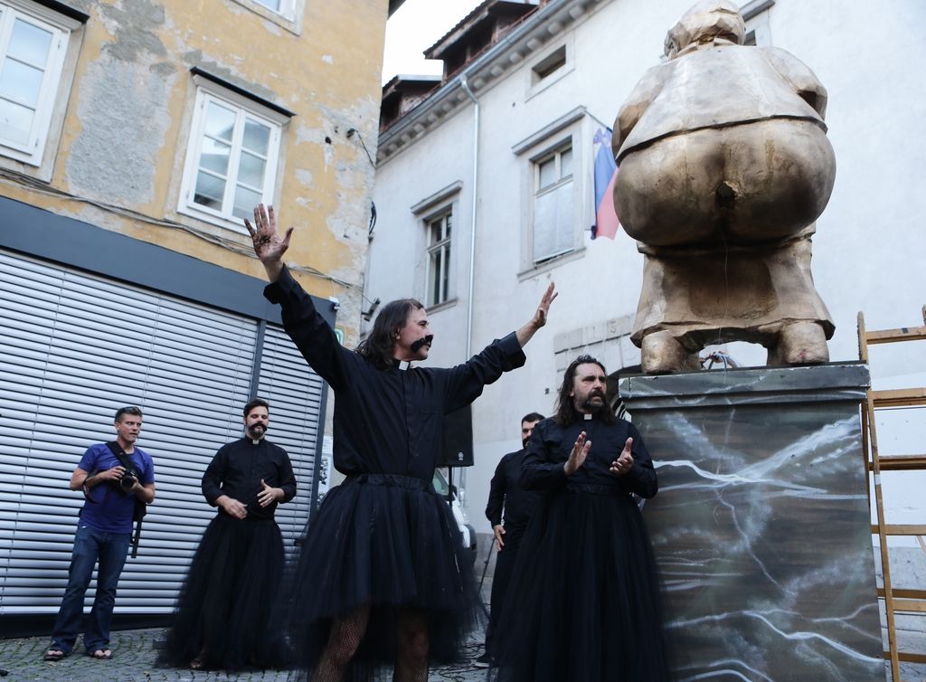 FOTO: Rečani provocirajo s kipom kanclerke med opravljanjem potrebe