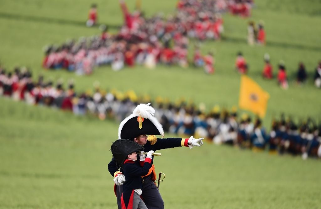 Na bojiščih Waterlooja znova zabobneli topovi