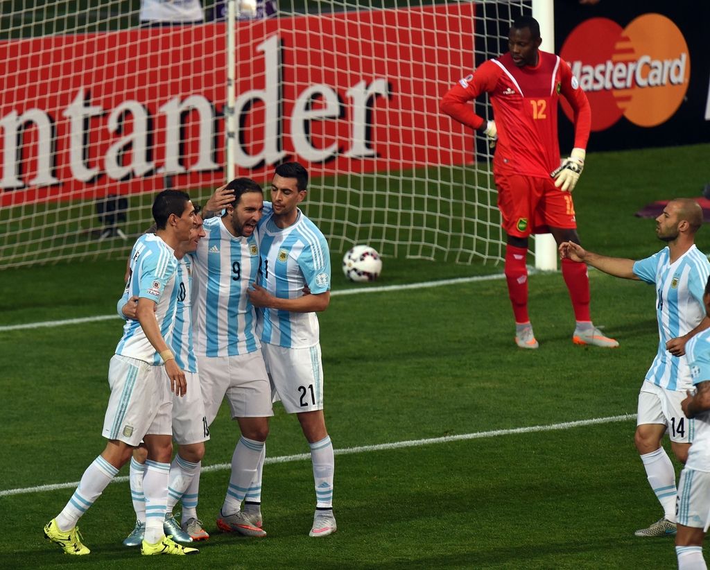 Copa America: Urugvaj in Paragvaj z remijem do napredovanja, Higuain polepšal Messijev jubilej