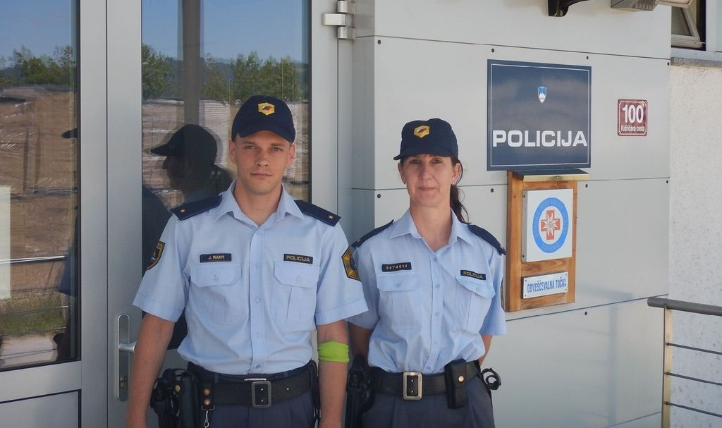 Voznik z otrokoma zapeljal v reko Soro