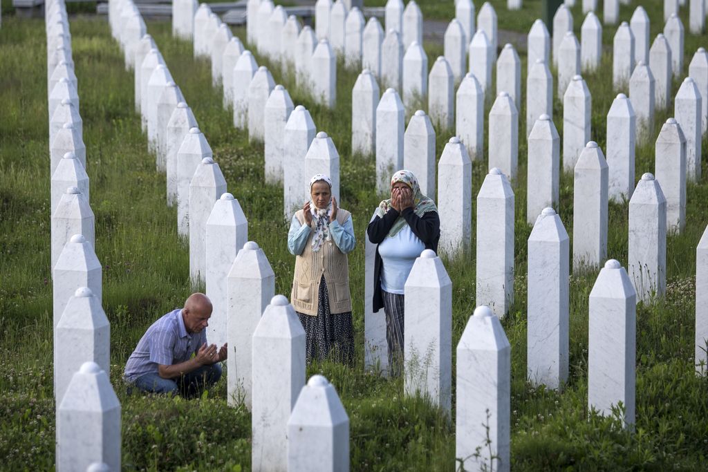 Karadžić kriv za genocid v Srebrenici in vojne zločine v BiH