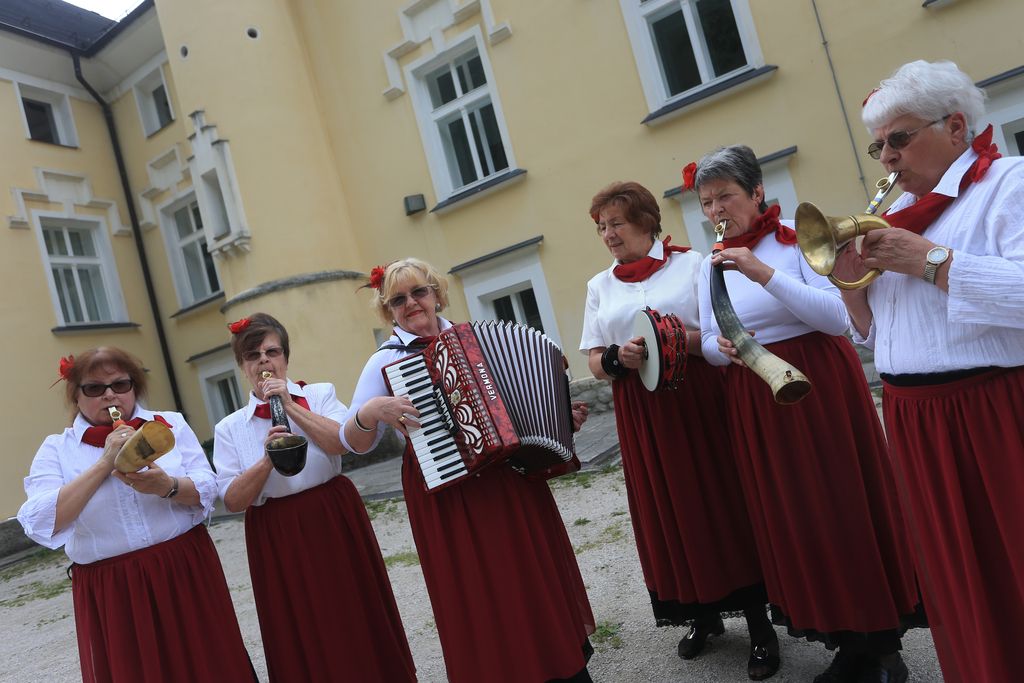 V bloku so bile sedemdesetletnice preglasne