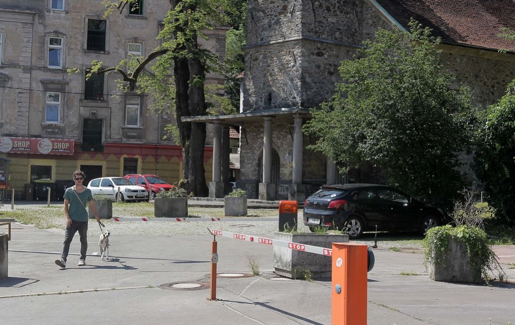 Nelegalna parkirišča še kar ob spomeniku