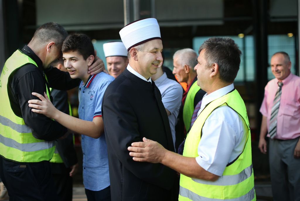Delovi utrinki: Med verniki na bajramski molitvi
