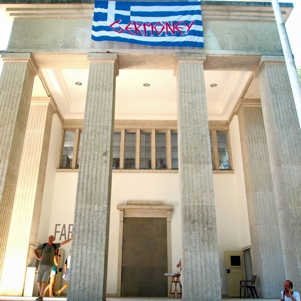 Aktivizem na Beneškem bienalu: Nemški paviljon je zasedla grška zastava