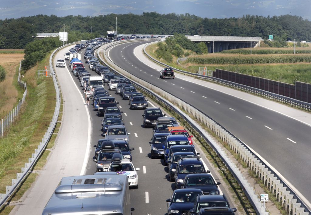 Na štajerski avtocesti tudi do 18-kilometerski zastoji