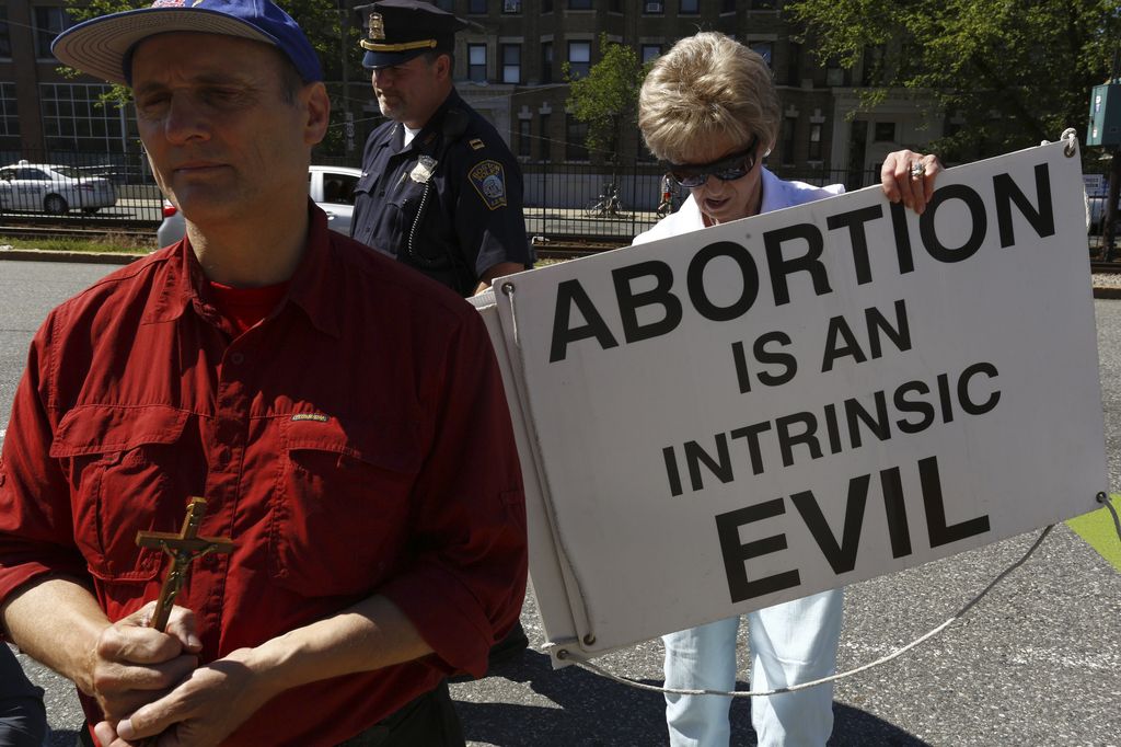 Škandal s splavljenimi zarodki v ZDA in politične spletke