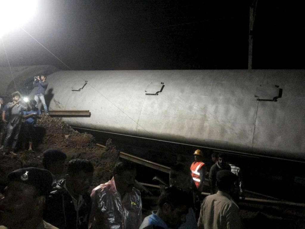 Zaradi poplav v Indiji iztirila potniška vlaka