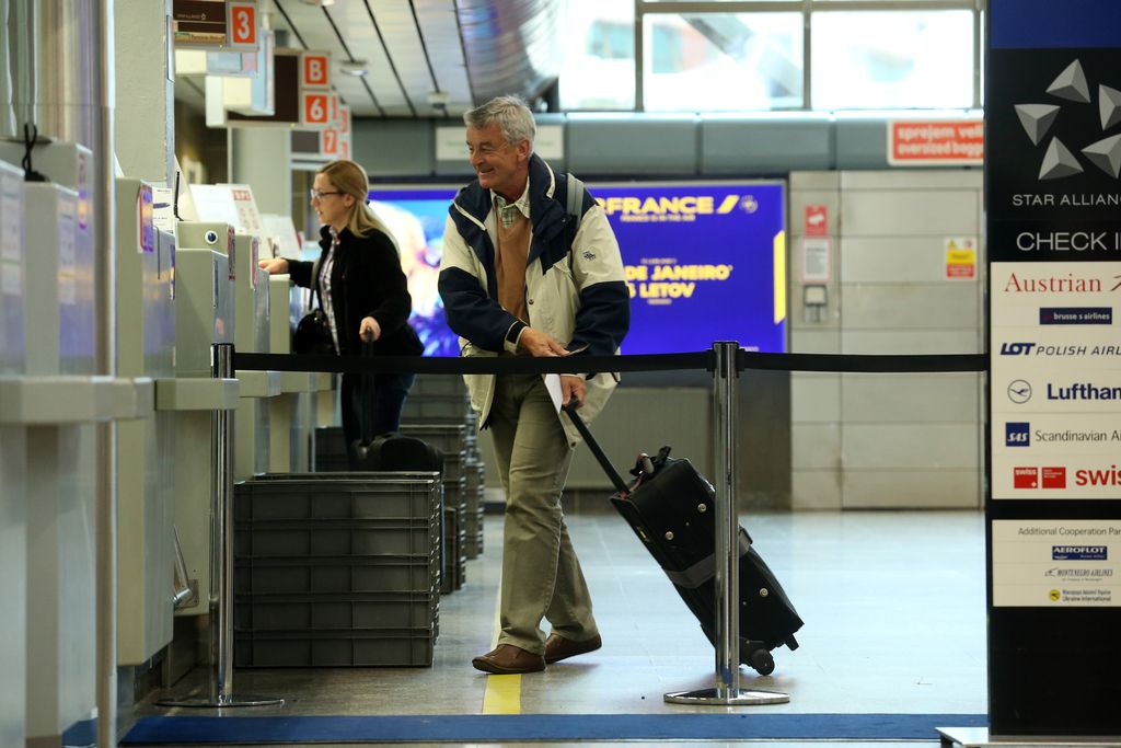 Poziv letališčem naj potnikom nudijo plastenko vode po en evro
