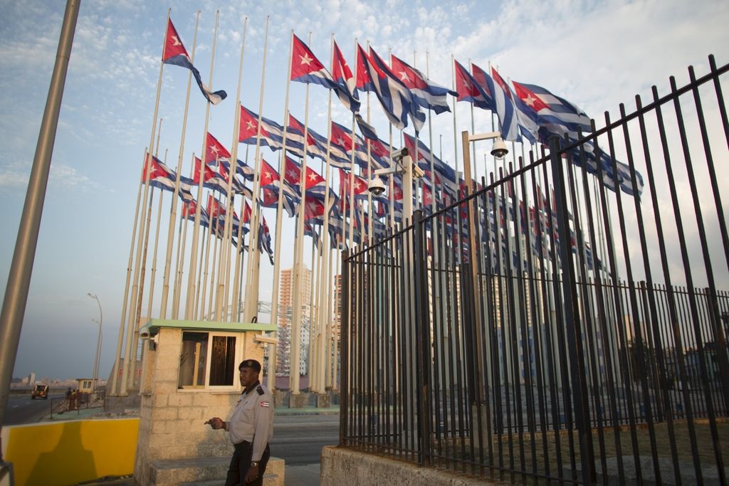 Kerry na Kubi izobesil ameriško zastavo