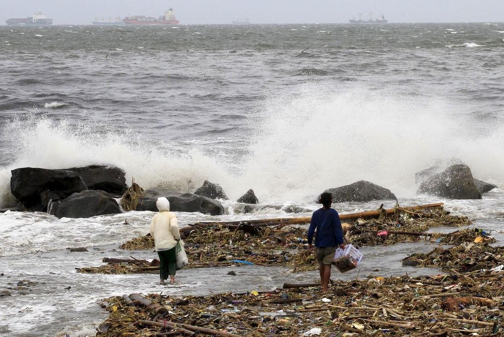 Več mrtvih po divjanju tajfuna na Filipinih