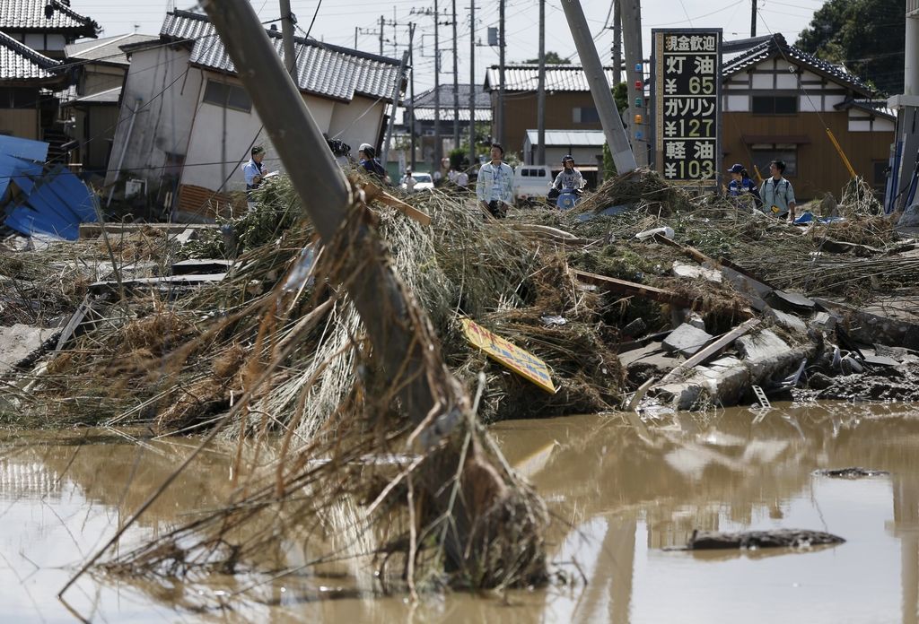 Hude poplave na Japonskem odnesle tri življenja