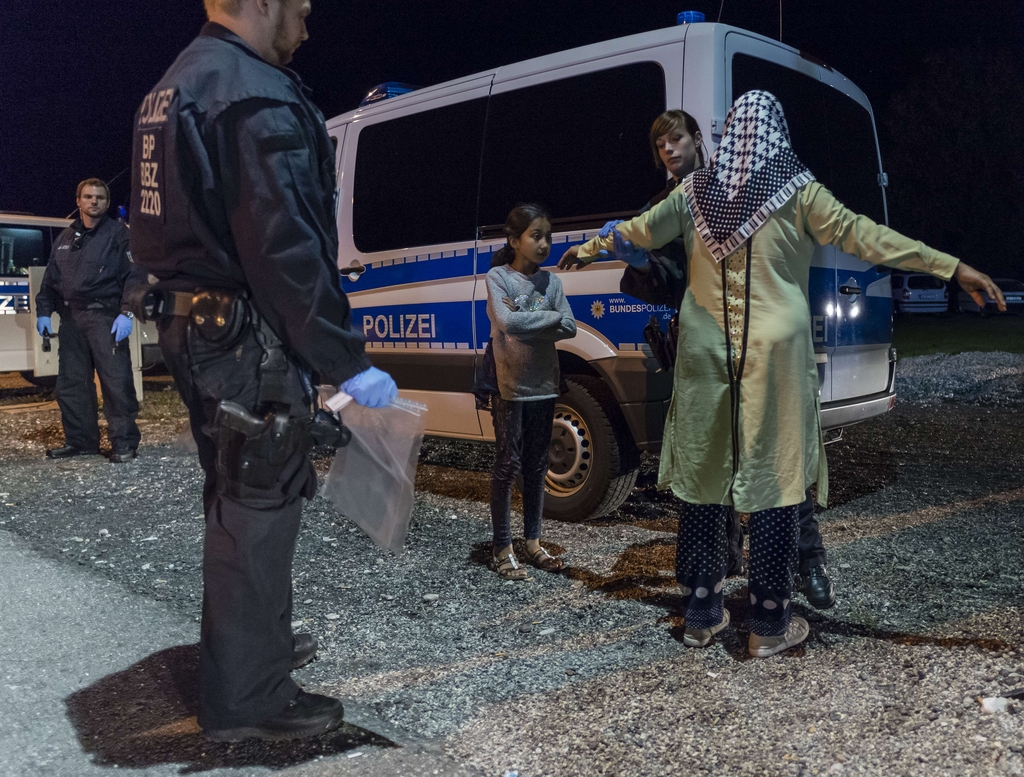 Die ungarische Polizei fährt die Flüchtlinge direkt an die Grenze zu Österreich