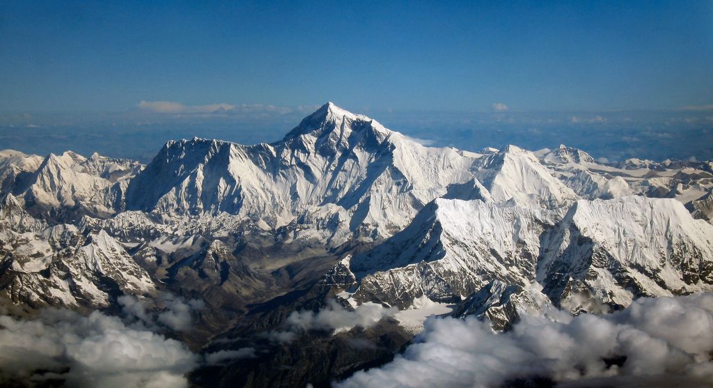 Na Everestu našli štiri mrtve alpiniste