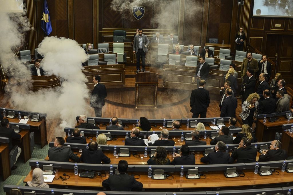 Poslanec v kosovskem parlamentu vrgel solzivec