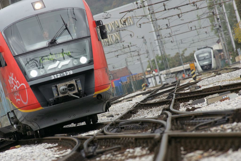 V nesreči na železniškem prehodu v Sevnici ena oseba poškodovana