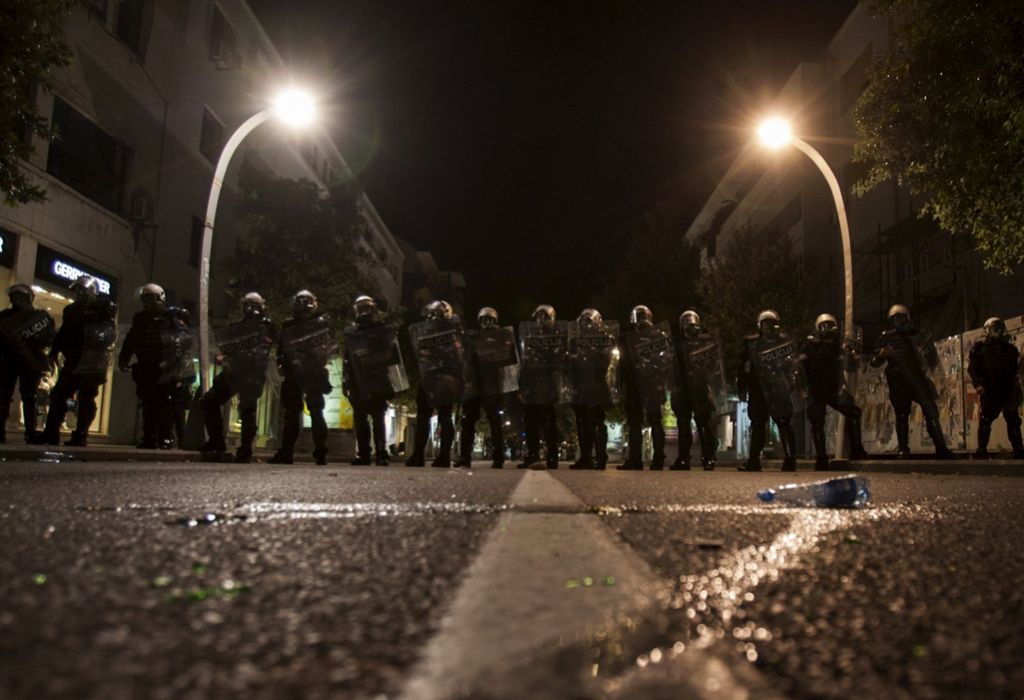 Policija s solzivcem nad protestnike v Podgorici
