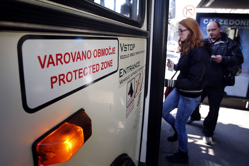 Nad slepe potnike LPP &scaron;e z varnostniki