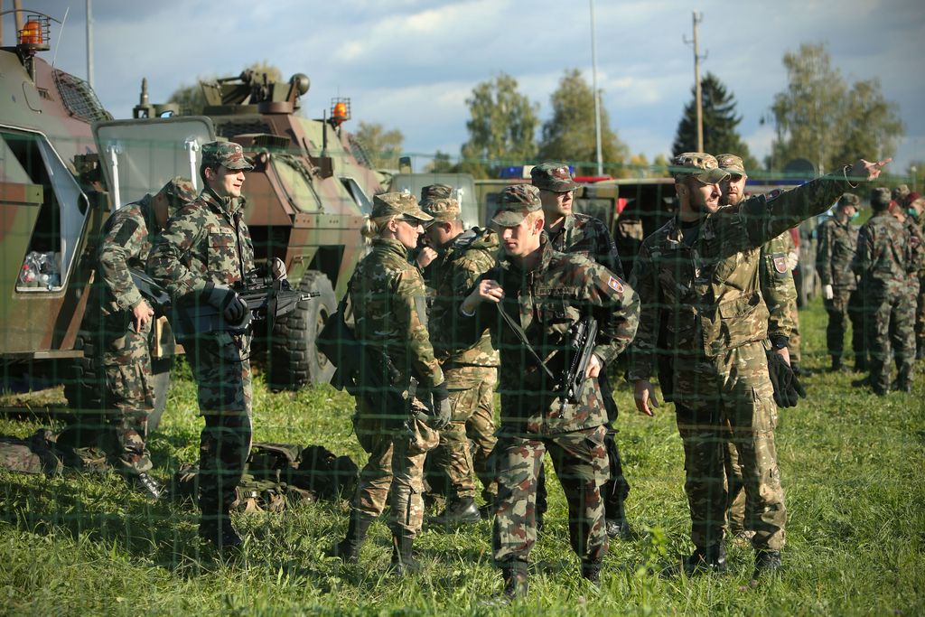 Pri metanju ročne bombe lažje ranjen slovenski vojak