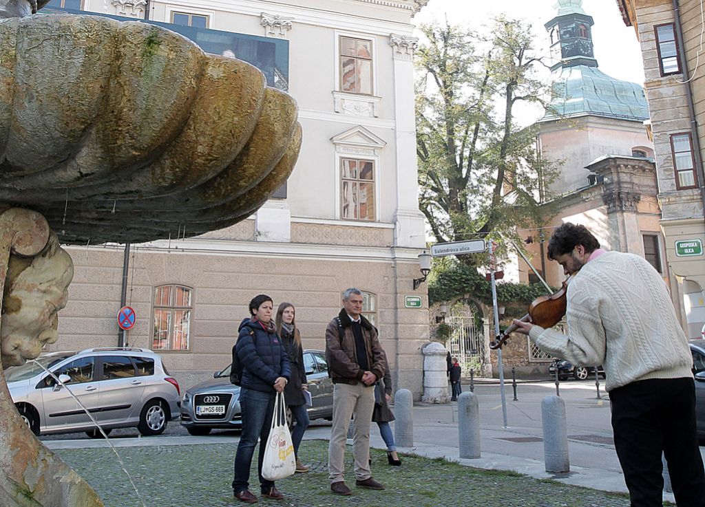 Ob Brunovi violini bi zaplesala tudi Urška