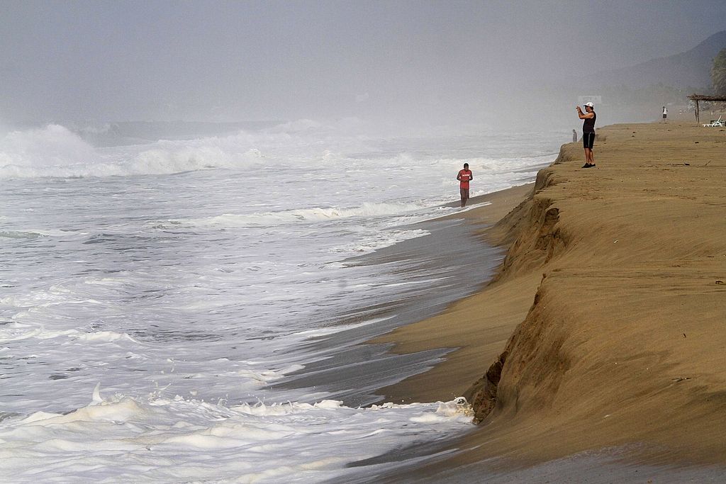 Orkan Patricia oslabljen dosegel mehiško obalo