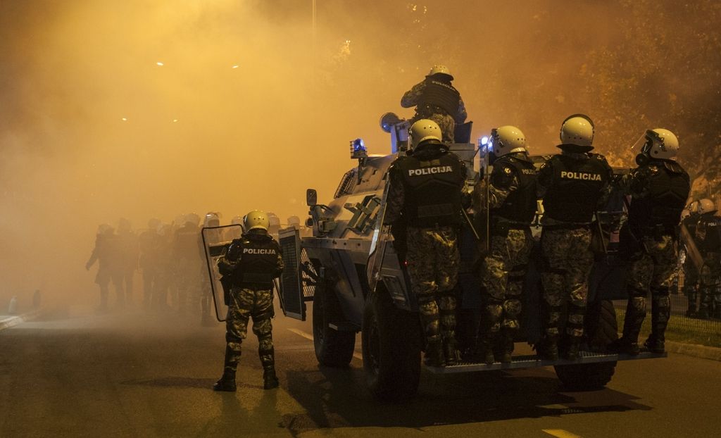 Policija s solzilcem nad protestnike, ki zahtevajo odstop Đukanovića
