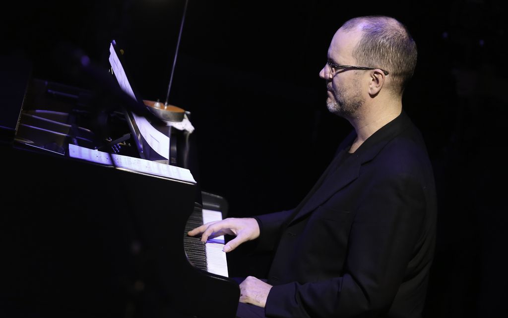 Ženske in Robert Jukič v Drami