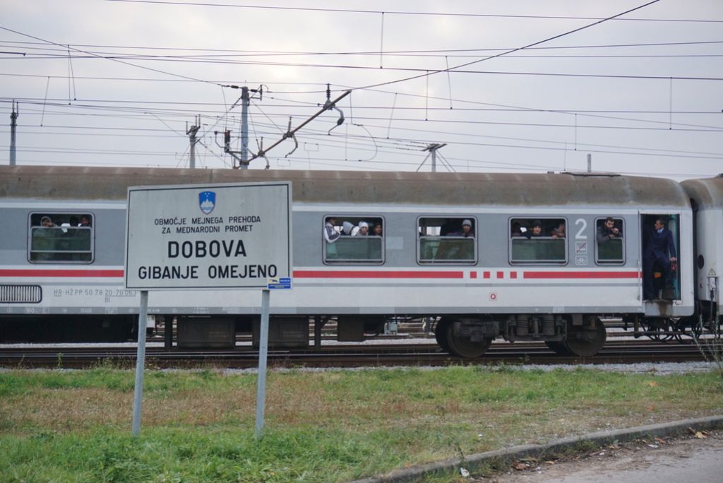 V Dobovo pripeljal vlak s 1100 prebežniki