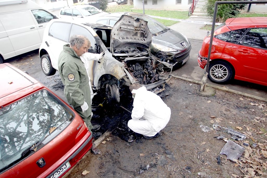 Požar na Povšetovi ponoči zajel štiri vozila