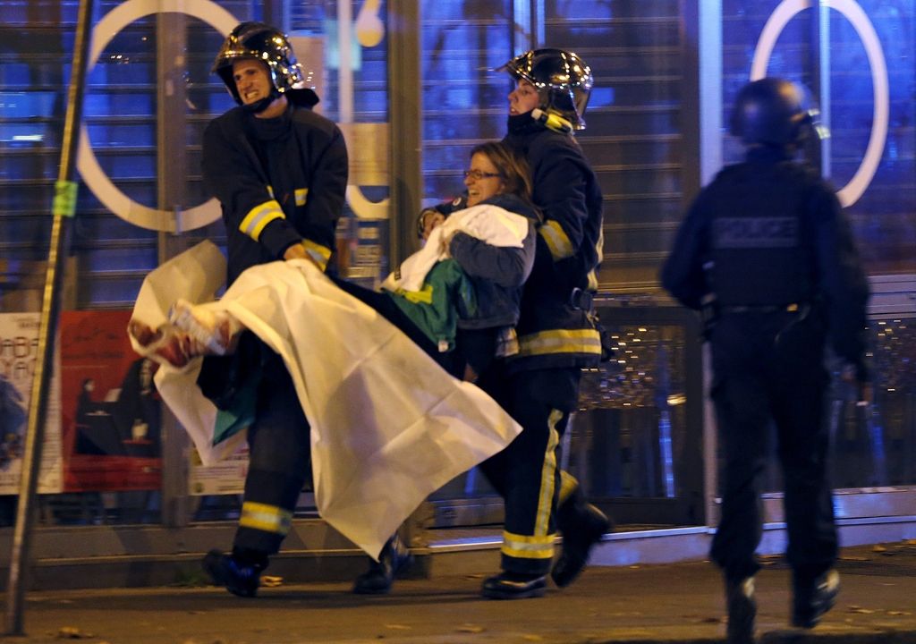 V seriji napadov v Parizu umrlo najmanj 120 ljudi