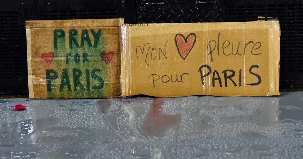 Glavno mesto Francije po napadih: »Smo Pariz. Zmagali bomo!«