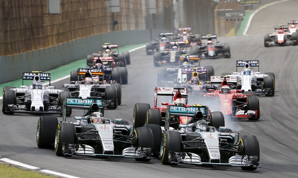 Hamilton si želi predelno steno v Mercedesovi garaži