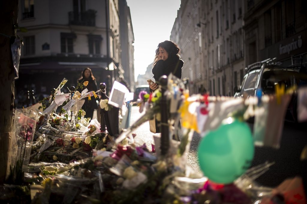 Svet na prepihu: Francija ostaja odločna in odločena uničiti IS