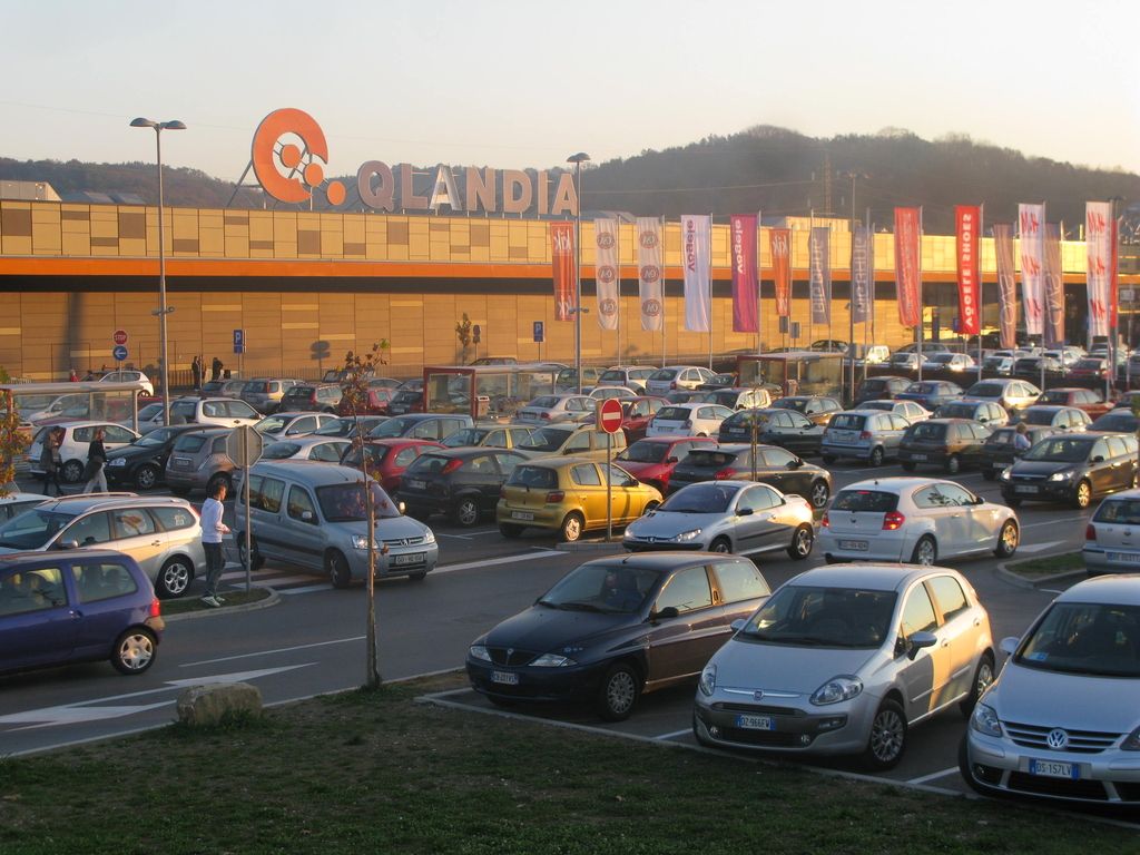 Romuni in Španci kradli na parkiriščih