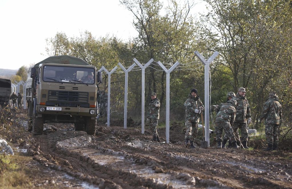 Makedonska vojska na meji z Grčijo postavlja ograjo